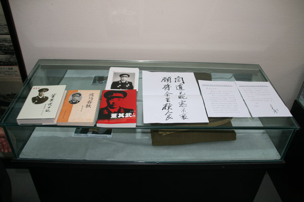 解放军高级将领董其武长女董建民参观抗战名将纪念馆